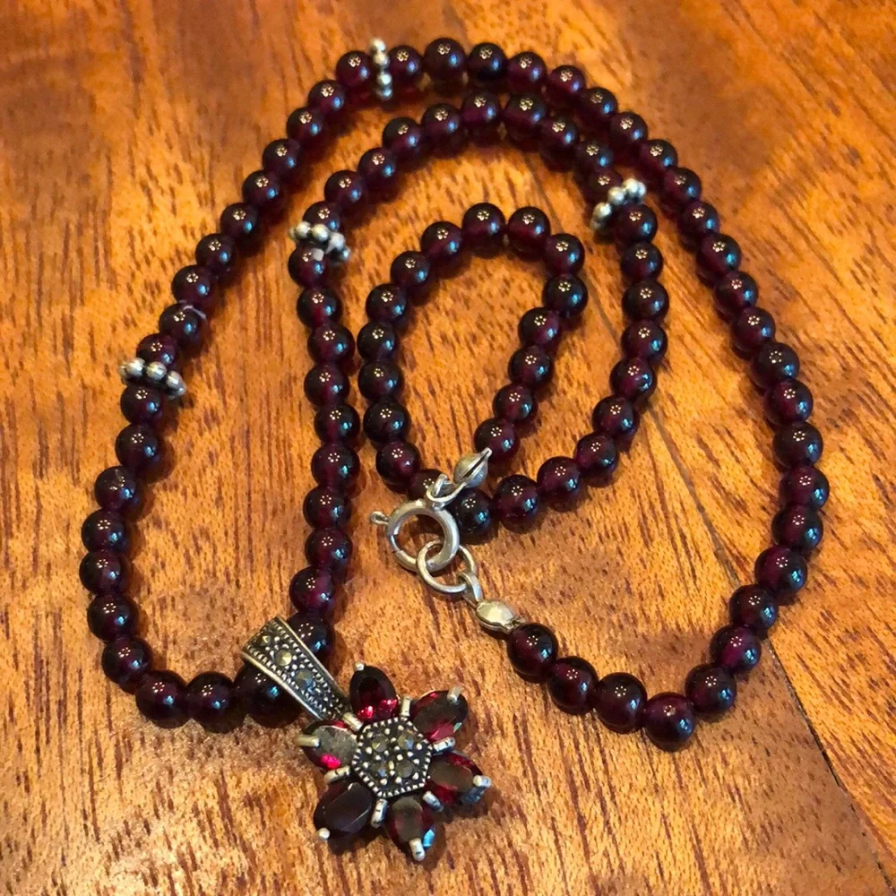 Garnet bead and 925 silver 18” necklace with oval garnet floral pendant - Picture 5 of 6